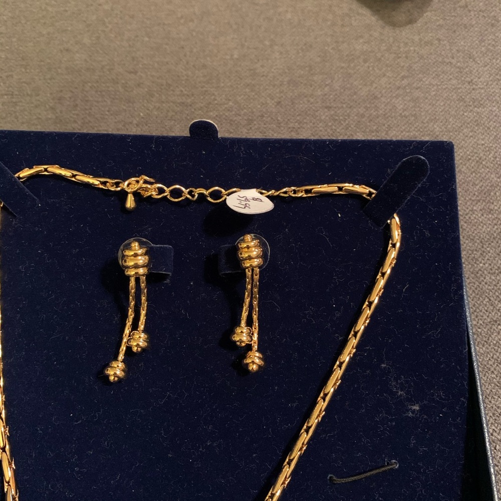 Jewelry Set: Goldtone design - Picture 2 of 5